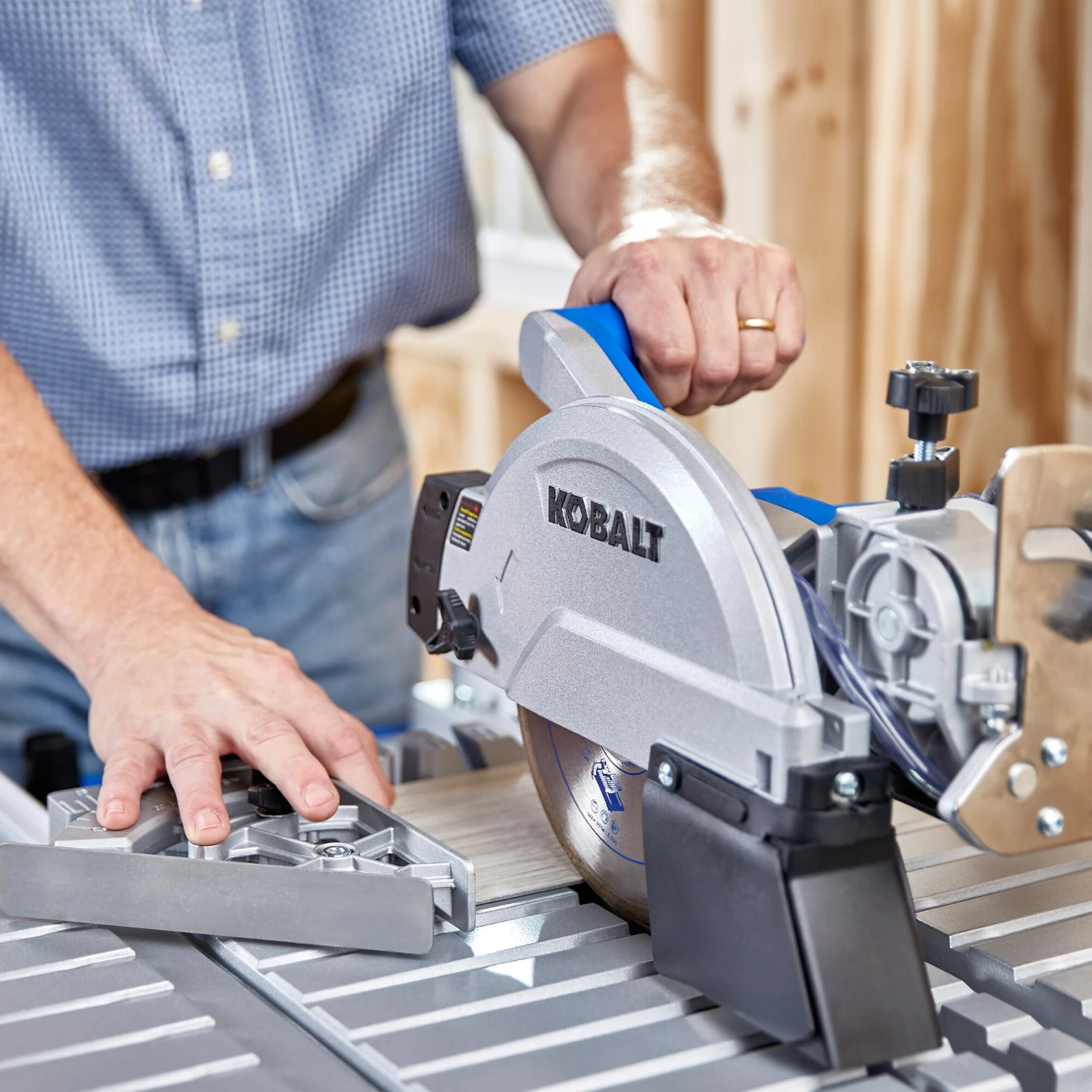 Kobalt Tile Saws 7-in 10-Amp Wet Sliding Table Tile Saw with Stand 4 Kobalt Tile Saws 7-in 10-Amp Wet Sliding Table Tile Saw with Stand - Image 4