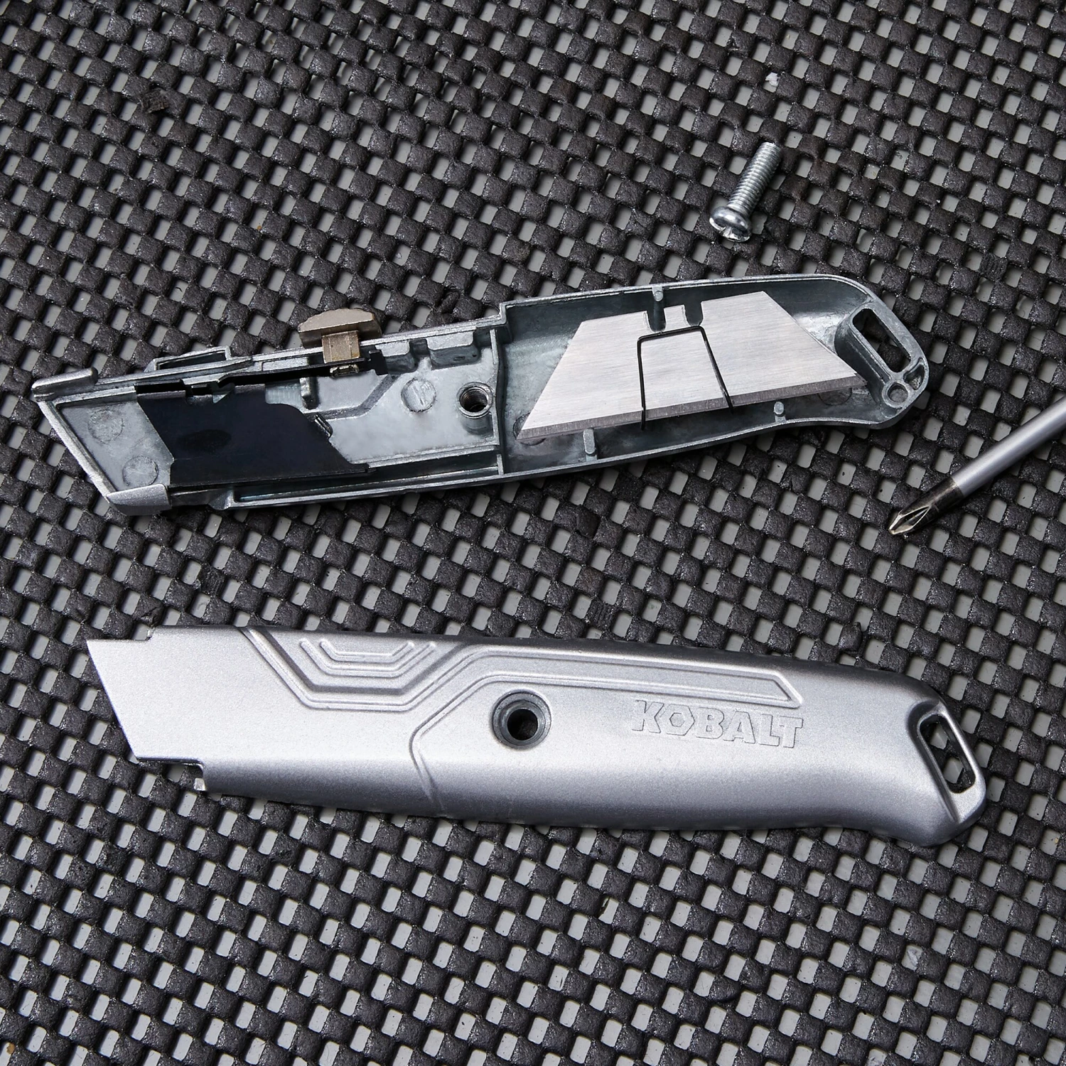 Kobalt Utility Knives Kobalt 2pk retractable utility knife 18mm 6-Blade Retractable Utility Knife with On Tool Blade Storage 3 Kobalt Utility Knives Kobalt 2pk retractable utility knife 18mm 6-Blade Retractable Utility Knife with On Tool Blade Storage - Image 3